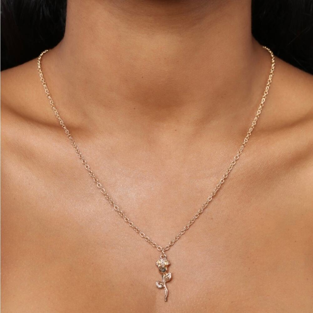 FASHION NOVA Gold Rose Pendant Necklace Dainty Chain NWT